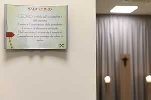 Targa ingresso sala del commiato